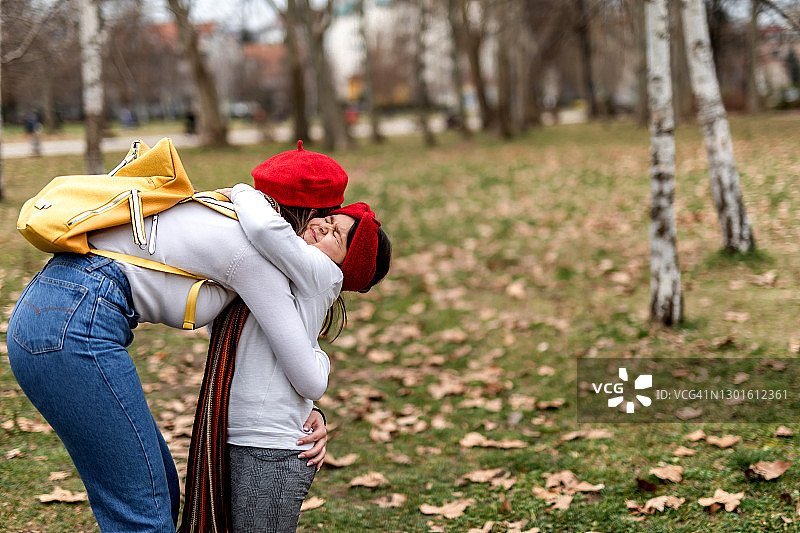 母女互相拥抱图片素材