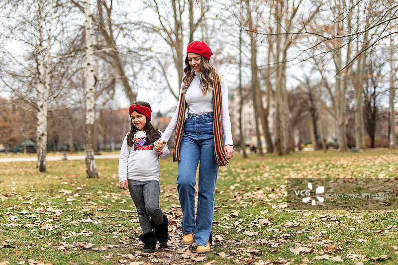 在公园人行道上行走的母女图片素材