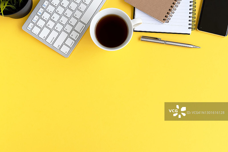 黄色背景上的办公桌图片素材