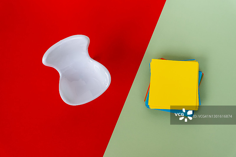 椅子和纸条色块背景图片素材