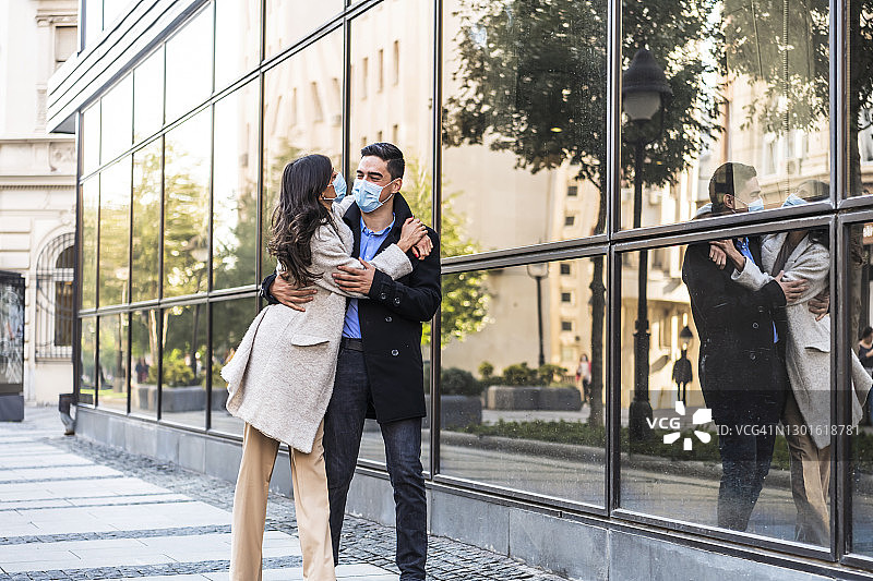 相爱的年轻英俊男人和漂亮女人拥抱的异性恋夫妇图片素材