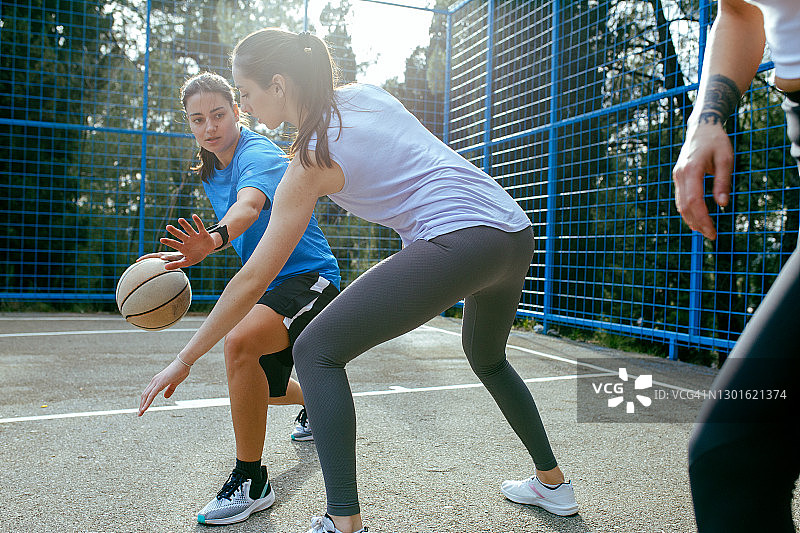 在户外打篮球的年轻女性图片素材