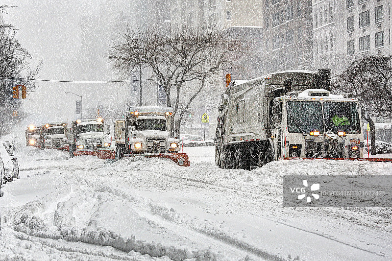 暴风雪期间在公园大道上的扫雪车图片素材