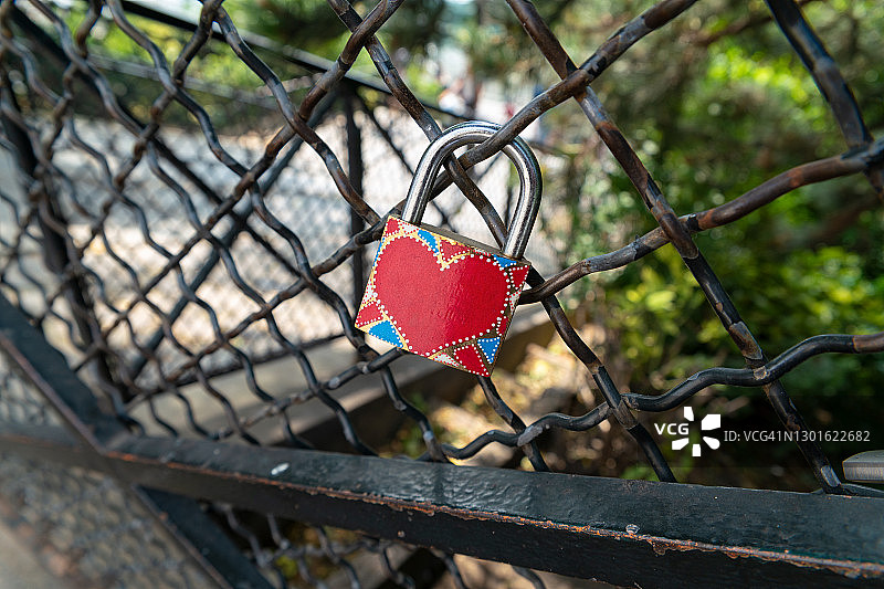 巴黎法国围栏上的爱情锁图片素材