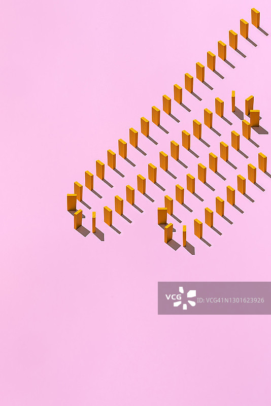 粉色背景上的橙色多米诺骨牌图片素材