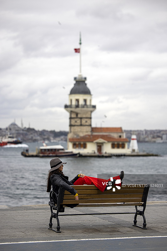 在伊斯坦布尔少女塔前长椅上摆姿势的舞者图片素材