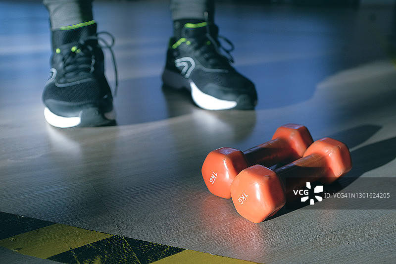 健身房内的重型铁哑铃和运动男士图片素材