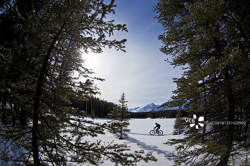冰封湖面上的冬季山地自行车探险图片素材