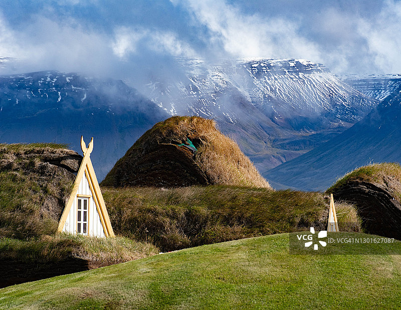 冰岛房屋与冰岛山脉图片素材