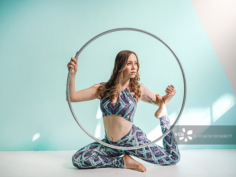 练习呼啦圈的女体操运动员图片素材