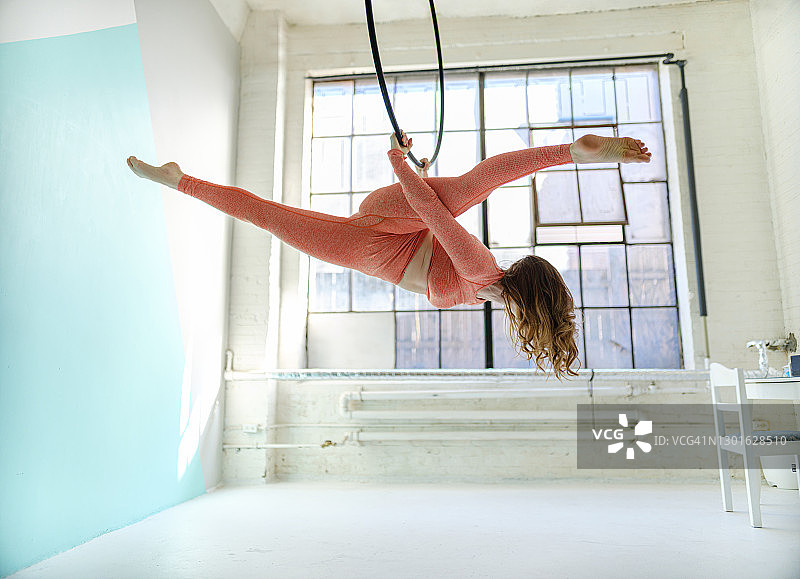 在吊环上的空中舞蹈女人图片素材