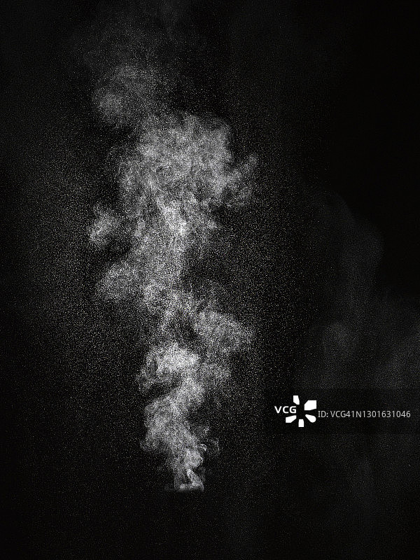 黑色背景上的白色烟雾粒子撞击爆炸效果图片素材