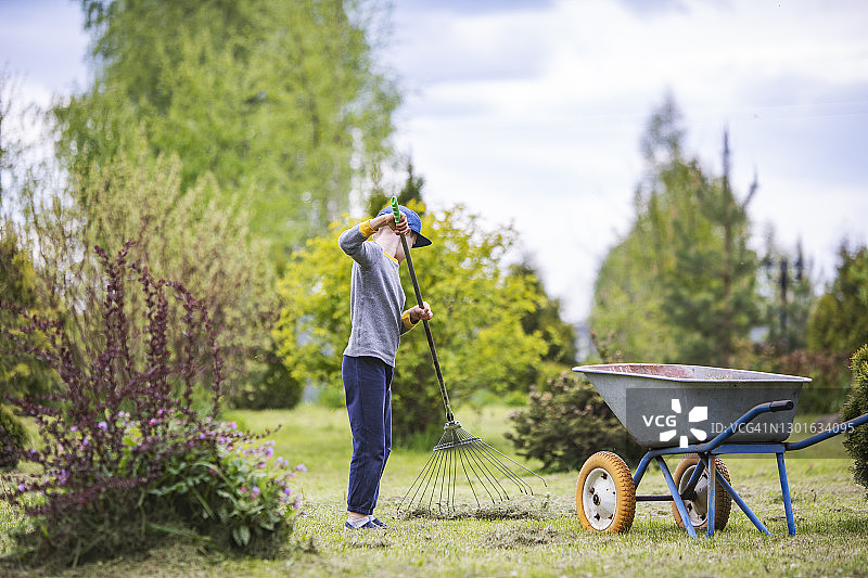 孩子在后院花园里帮忙。图片素材