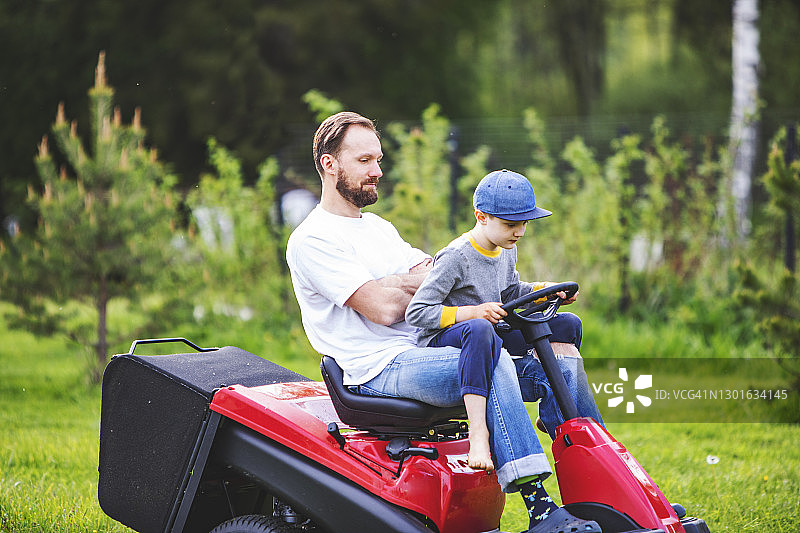 父子共乘割草机图片素材