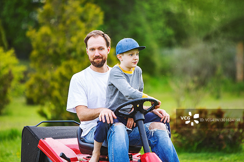 父子共乘割草机图片素材