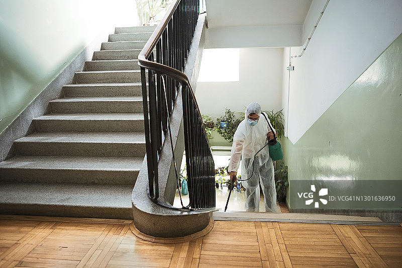楼梯消毒，预防新冠肺炎图片素材