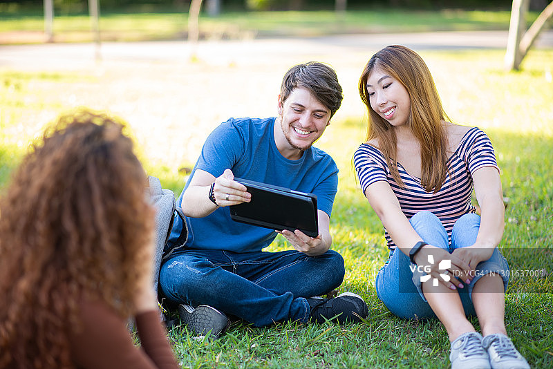 可爱的大学生一起学习图片素材