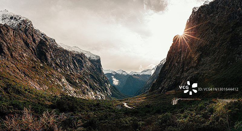 米尔福德公路上的太阳星芒图片素材