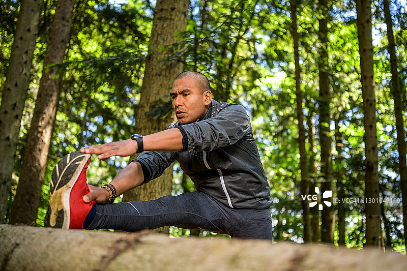 男人在森林里锻炼图片素材