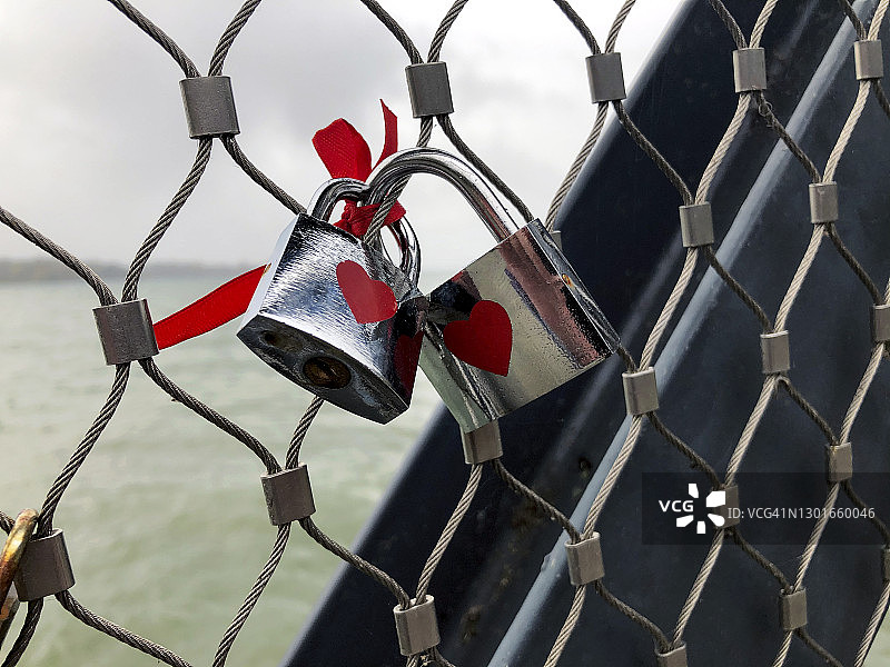 瑞士比尔湖畔的爱情锁图片素材