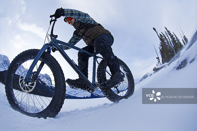 冬季山地自行车探险图片素材