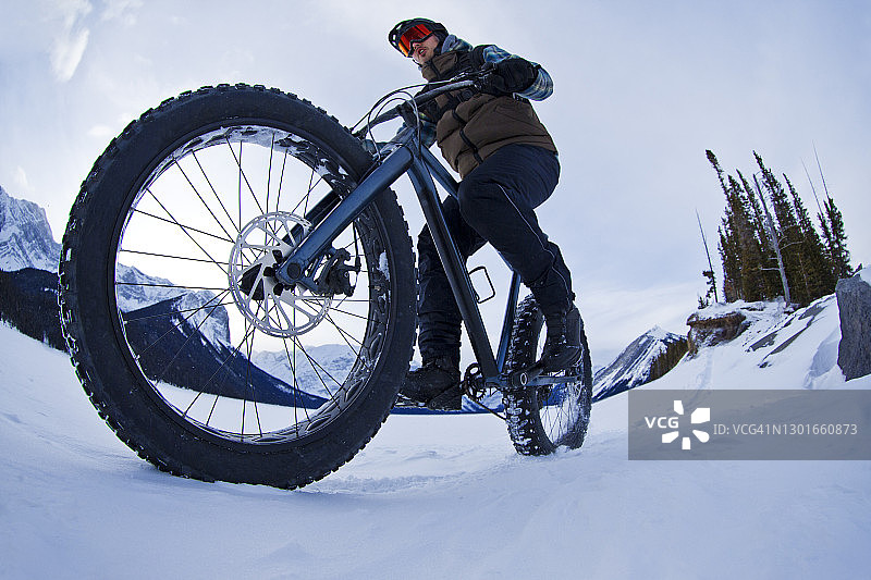 大型雪地自行车探险图片素材