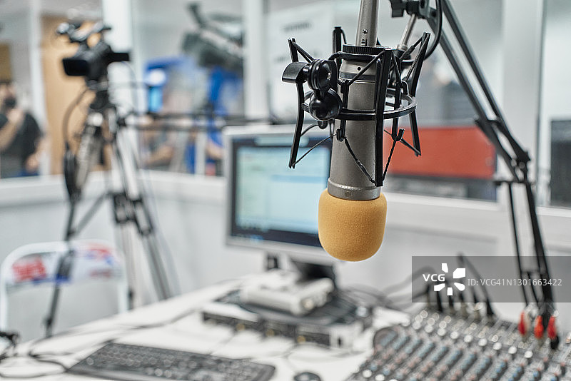 广播室的无线电台麦克风图片素材