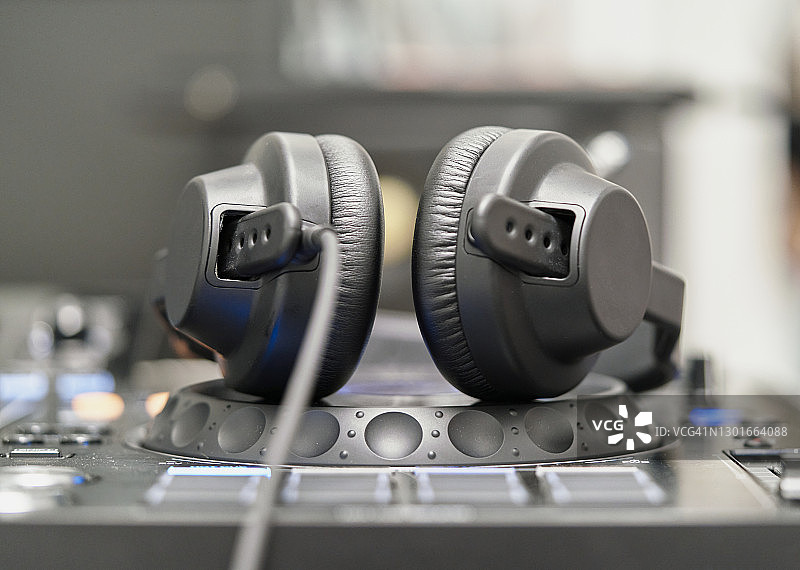 专业调音台上的耳机图片素材