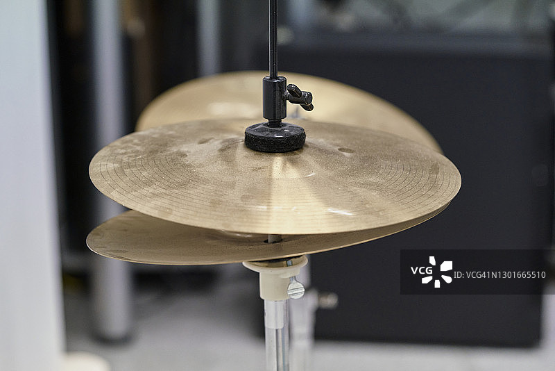 录音室中的一套鼓手镲片图片素材