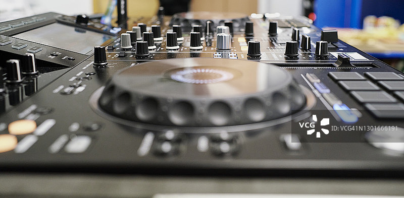 录音室里的专业调音师图片素材