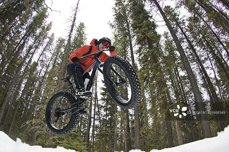 冬季山地自行车跳跃图片素材