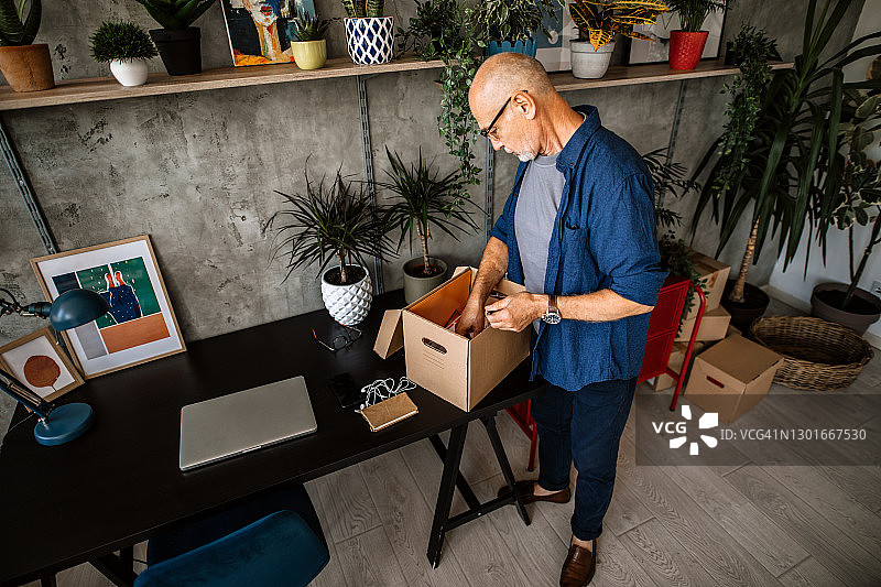 年长男人远程工作图片素材