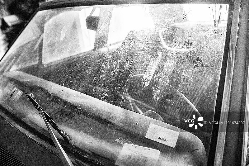 老式经典汽车车库内挡风玻璃（驾驶员侧）黑白特写图片素材