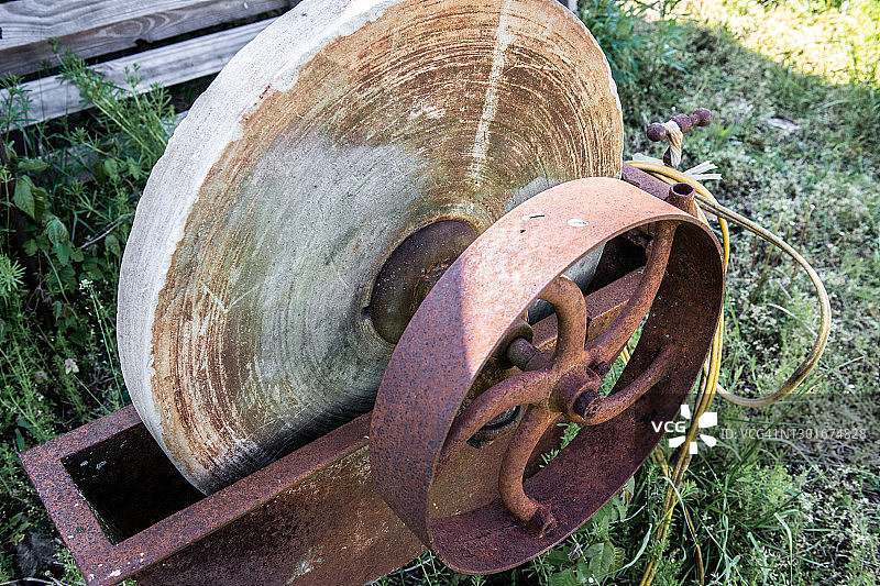 农场生锈的古董砂轮彩色特写照片图片素材