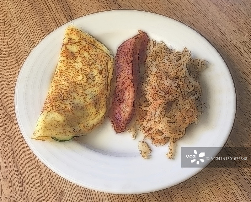 白盘上的鸡蛋omelet、培根和土豆泥图片素材