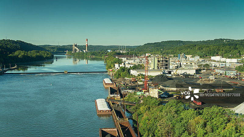 宾夕法尼亚州莫农加希拉河工业驳船图片素材