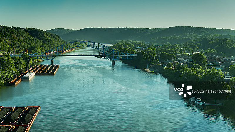 宾夕法尼亚州伊丽莎白市莫农加希拉河上的煤驳船 - 航拍图片素材