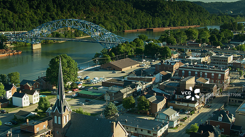宾夕法尼亚州伊丽莎白市的教堂和市中心建筑（航拍）图片素材