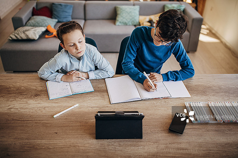 男孩在家参加在线学校课程图片素材