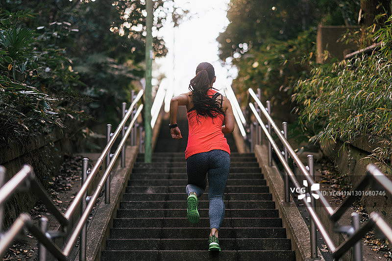 年轻女运动员跑上楼梯图片素材