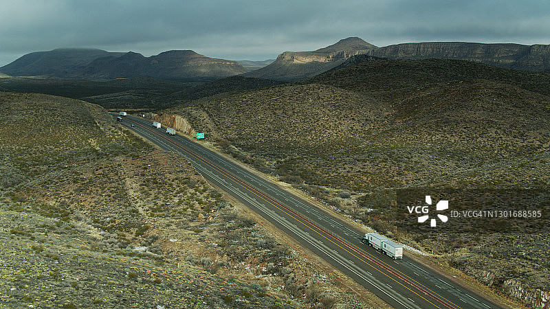 西德克萨斯州10号州际公路上坡的白色卡车航拍图片素材