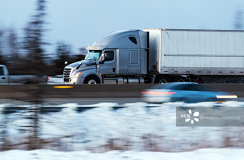 高速公路上的半挂卡车图片素材