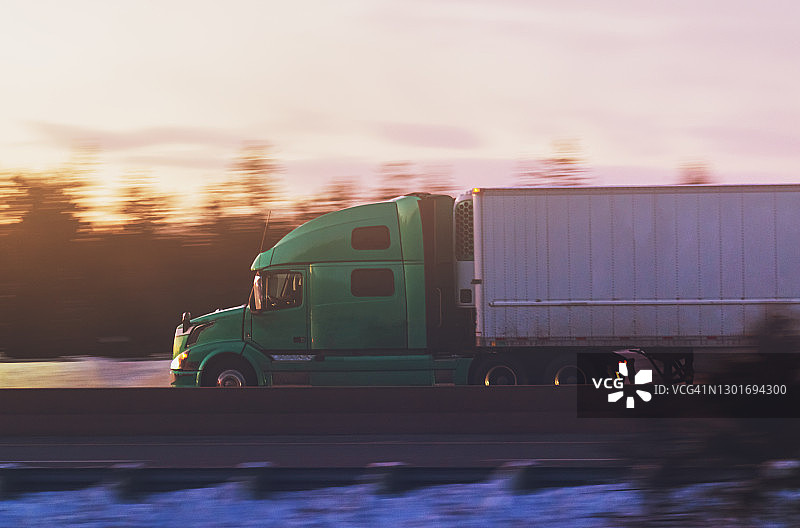 高速公路上的半挂卡车图片素材