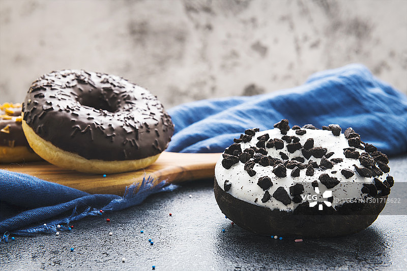 带糖霜和巧克力的甜甜圈图片素材