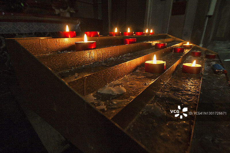 点燃的蜡烛和融化的蜡图片素材