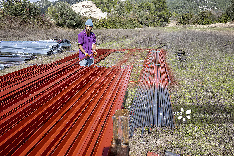 在生产线上努力工作的年轻工人图片素材