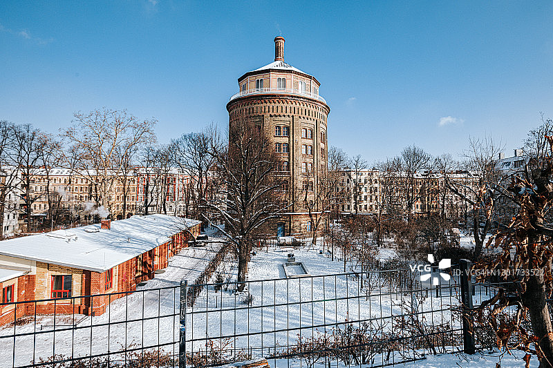 柏林普伦茨劳贝格雪山上的水塔图片素材