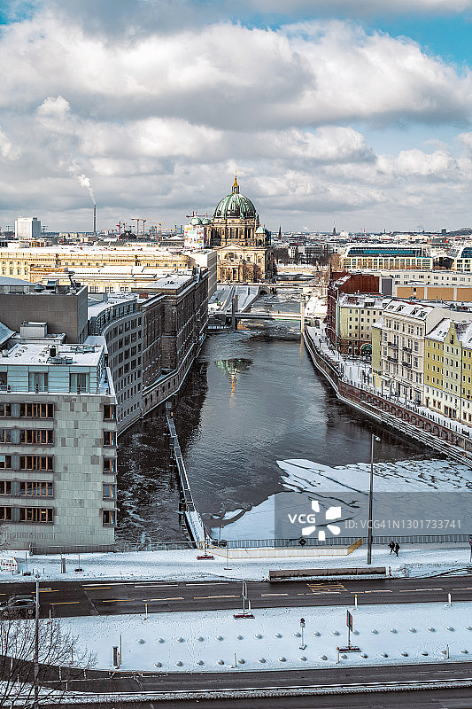 冬季雪后柏林城市风光：施普雷河、主教座堂和城市宫殿全景图片素材