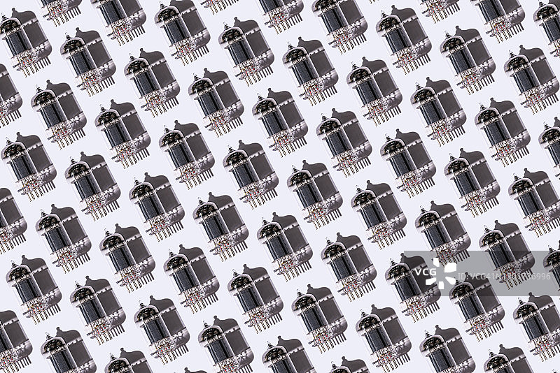 白色背景上的旧真空电子无线电和电视管图片素材