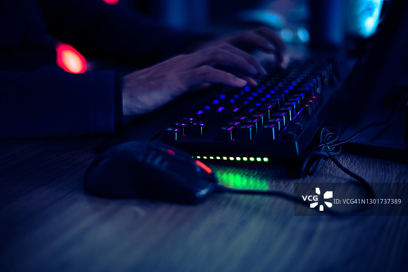 男人在电脑键盘上打字的手图片素材